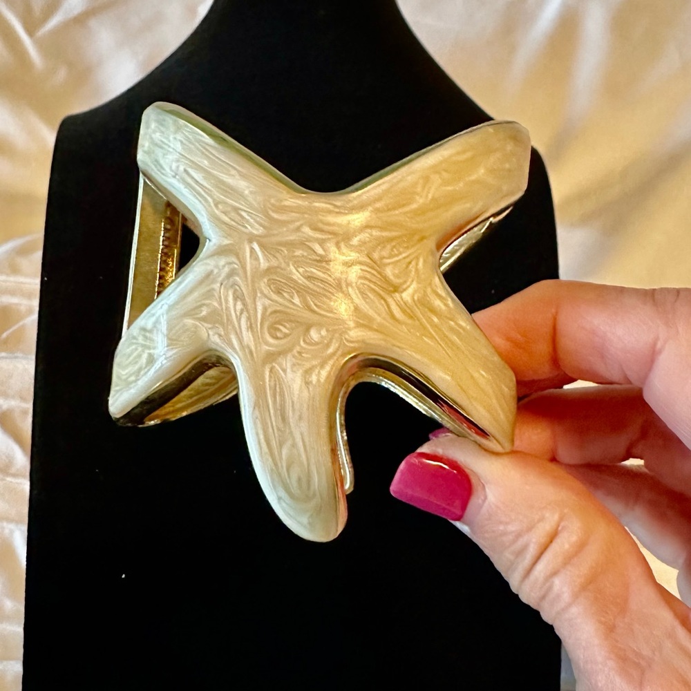 🍀Large Statement Cuff snap open/shut gold tone and enamel Bracelet. EUC CLEAN